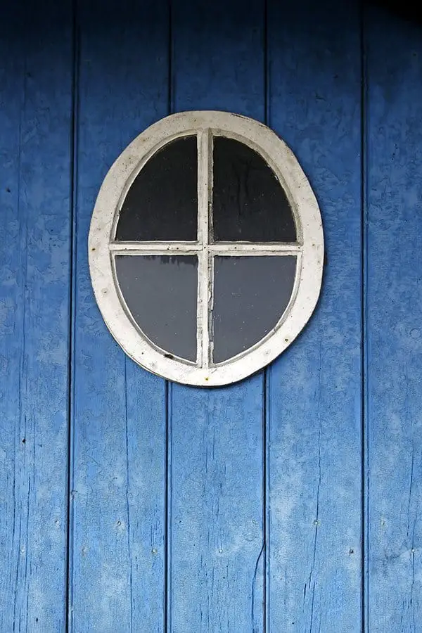 round shed windows on top of barn