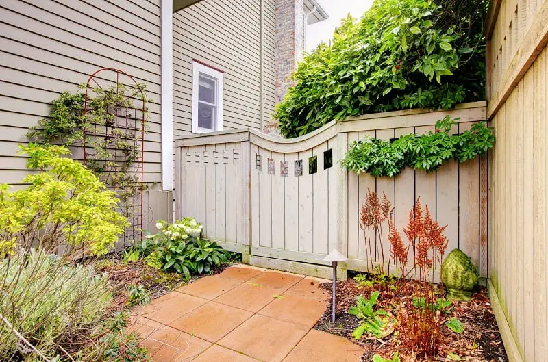 Landscaping ideas for side of house - Landscaped side of house with gate
