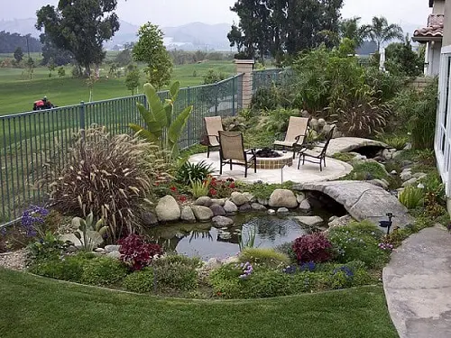 Simple-Furniture-For-Small-Backyard-Landscaping