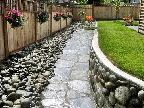 backyard-with-beautiful-river-rocks